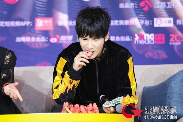 《三个院子》发布会 林更新被陈赫吐槽普通话 大