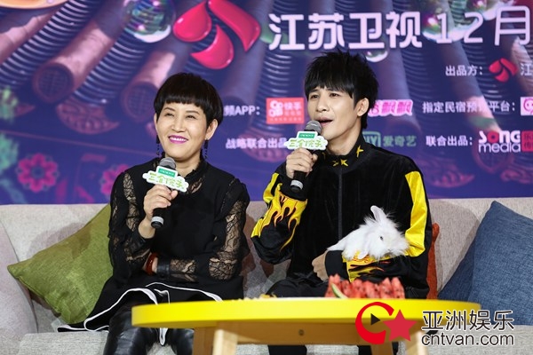《三个院子》发布会 林更新被陈赫吐槽普通话 大