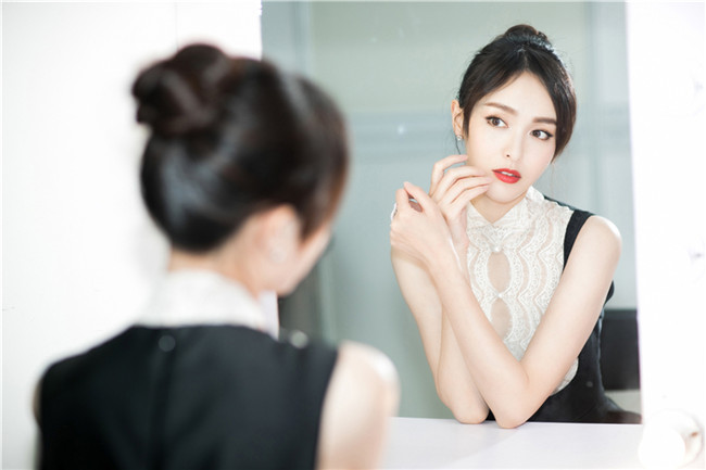 唐嫣复古长裙惊艳亮相盛典 明年三部作品引期待