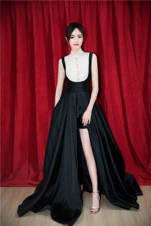 唐嫣复古长裙惊艳亮相盛典 明年三部作品引期待