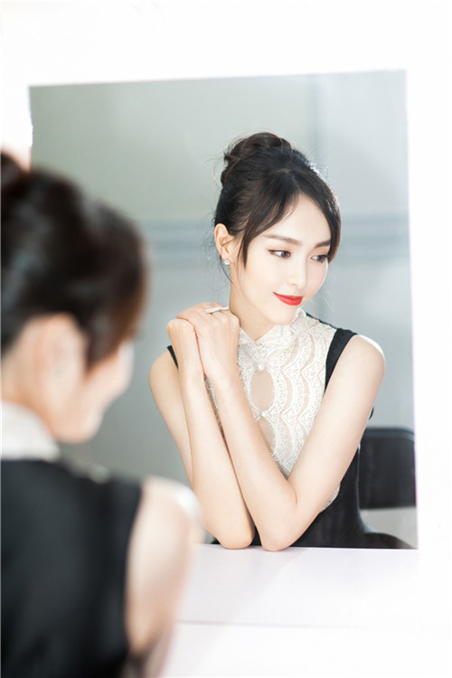 唐嫣复古长裙惊艳亮相盛典 明年三部作品引期待