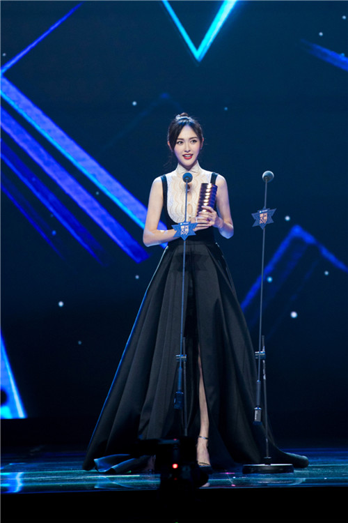 唐嫣复古长裙惊艳亮相盛典 明年三部作品引期待