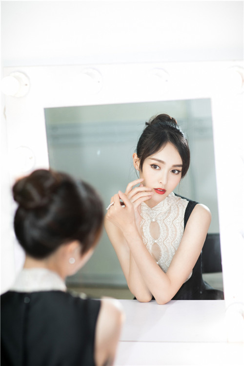 唐嫣复古长裙惊艳亮相盛典 明年三部作品引期待