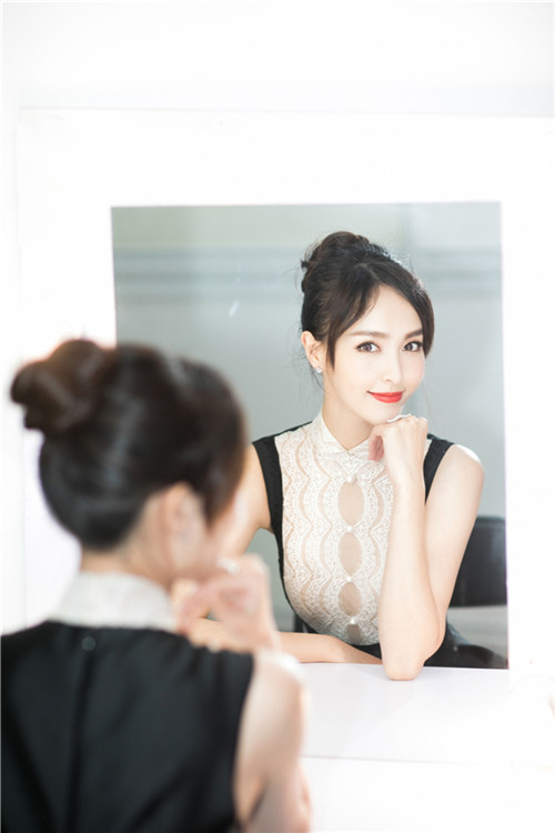 唐嫣复古长裙惊艳亮相盛典 明年三部作品引期待