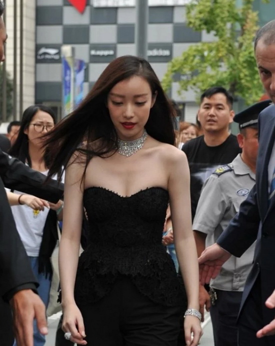 倪妮穿抹胸装现身街头,前胸贴后背