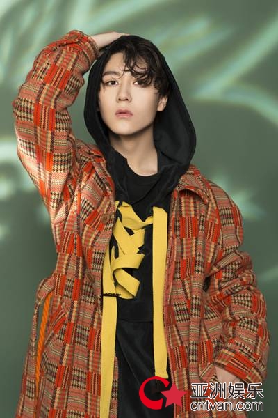 邵明明推新歌《怂》 深情打造悲伤情歌