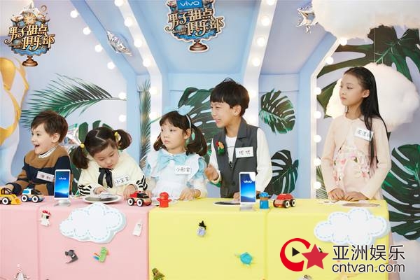 吴君如诠释何为教科书级的模范夫妻 做客《男子甜点俱乐部》罕见秀恩爱