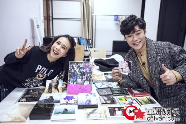 《天籁之战》暖心上演私人签售会 莫文蔚遇狠角色