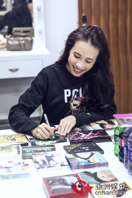 《天籁之战》暖心上演私人签售会 莫文蔚遇狠角色