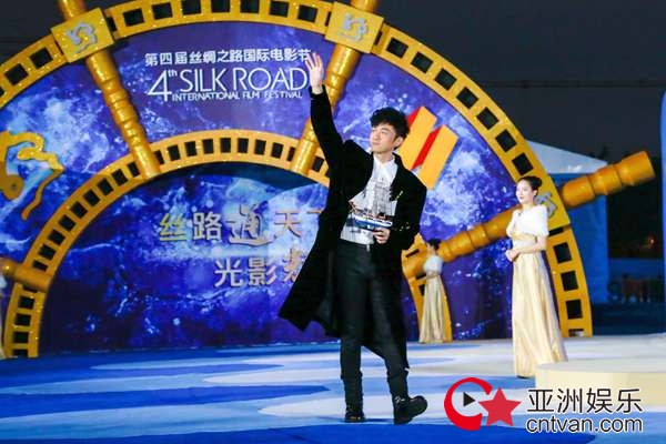 古巨基电影节献唱《明星》 与景甜成龙王力宏后台玩自拍