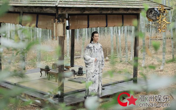 黄轩《海牧》演绎“奇迹页游SF温度差” 高冷黑笙杠上暖萌白笙