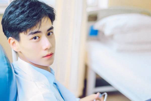 最尴尬的撞脸 宋威龙被错认成胡一天遭围堵高喊“认错人了”！