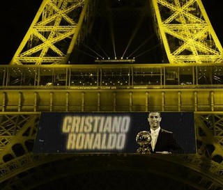 C罗本周五正式领取第五座金球　埃菲尔铁塔下颁奖