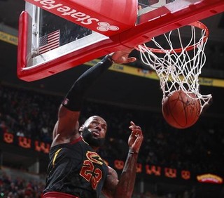 詹皇23＋7＋6难得打酱油　末节稍发力提前打卡下班