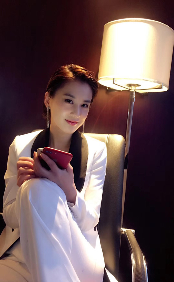 黄圣依获“风尚领秀”人物:想花更多时间做公益