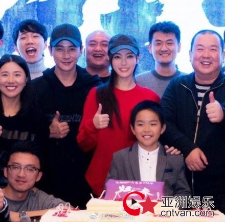 罗晋为唐嫣庆生献歌送祝福 戴情侣帽笑容甜蜜一脸夫妻相！