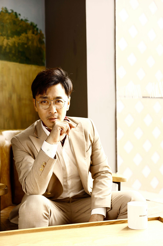 演员黄俊鹏时尚写真大片来袭，展现雅痞绅士范儿