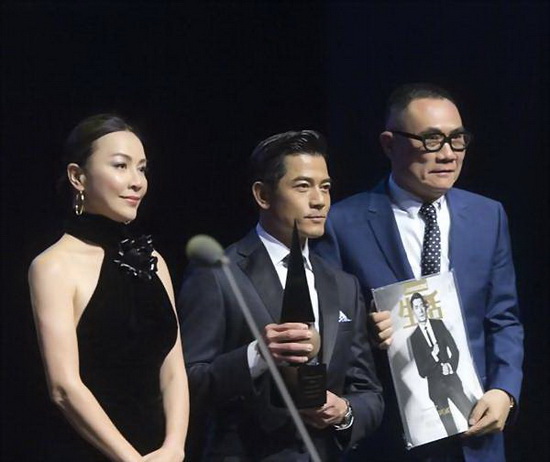 刘嘉玲迷人曲线若隐若现，引得陈冠希点赞