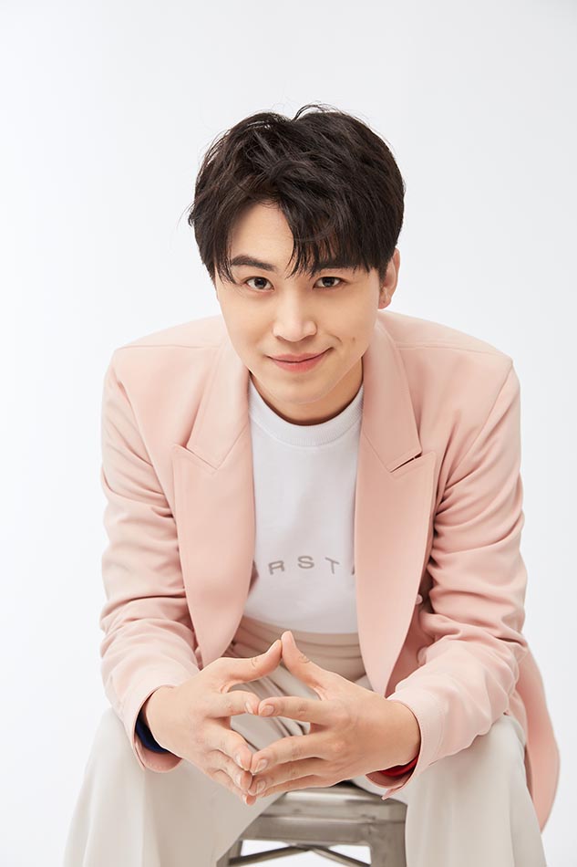 代超摩登范时尚写真曝光 休闲西装演绎潇洒型男