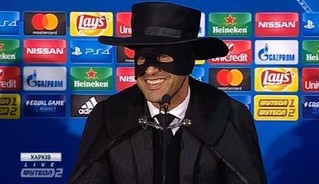 破曼城金身+死亡之组逃出生天 主帅扮佐罗亮相