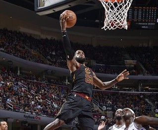 詹姆斯32＋11＋9骑士逆转国王　豪取13连胜平队史最佳