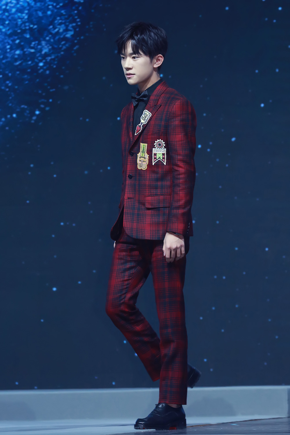 易烊千玺出席时尚盛典 西装亮相不失少年气息