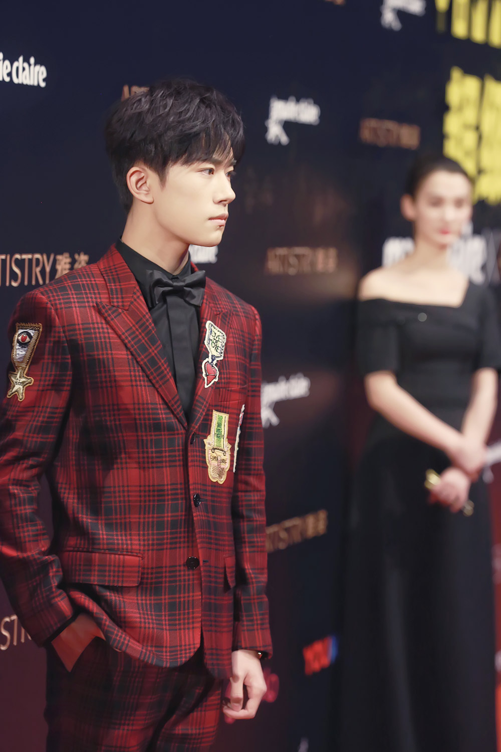 易烊千玺出席时尚盛典 西装亮相不失少年气息