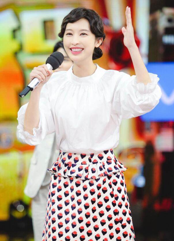 张俪身首次亮相《快乐大本营》 与欧阳娜娜互动游戏吸粉无数！