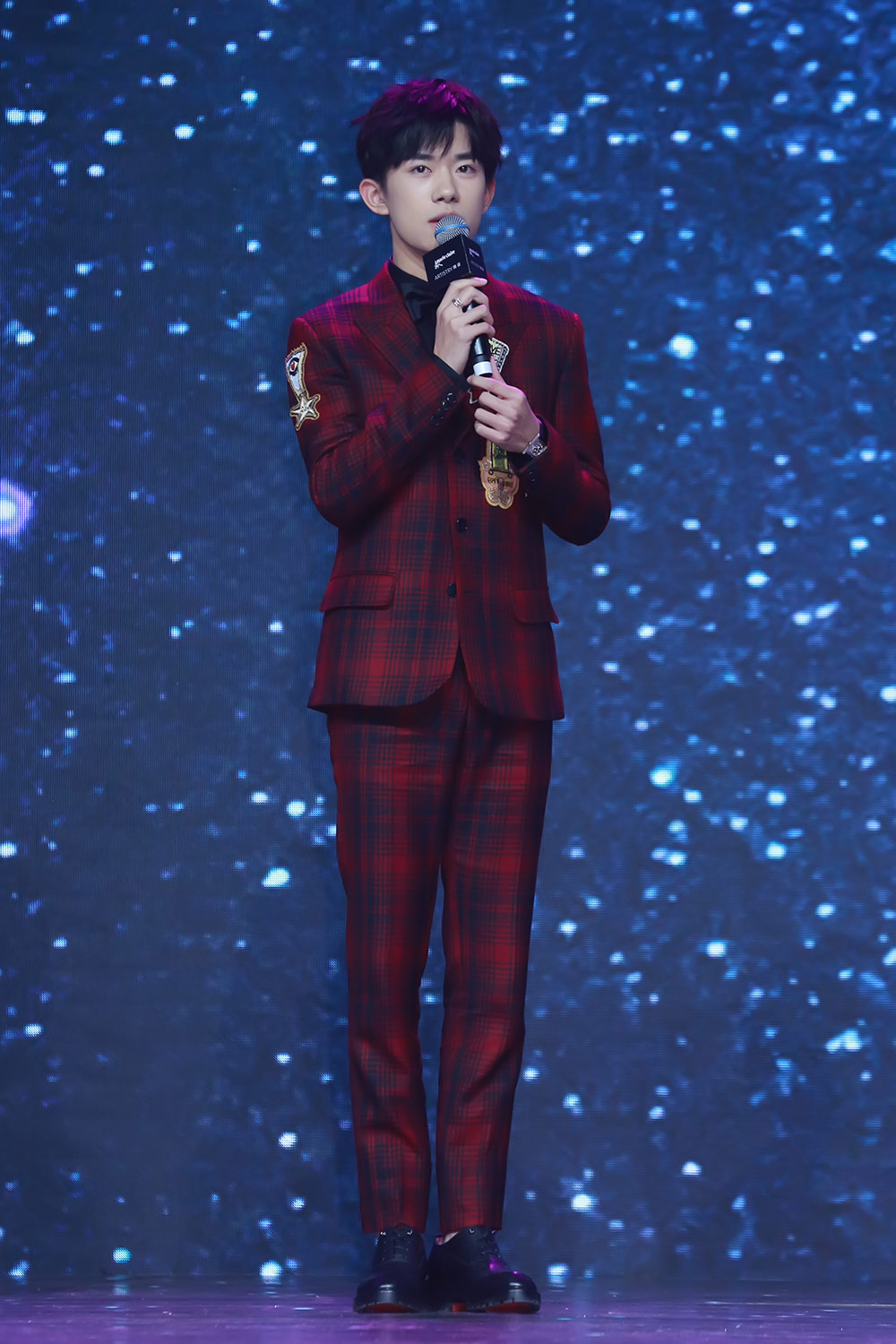 易烊千玺出席时尚盛典 西装亮相不失少年气息