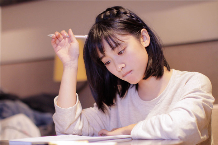 新杉菜谈角色感悟 曝片场照清新可爱 除了汇报剧组近况,沈月也在亲笔信中记述了在为期一个月的拍摄后,对杉菜这一角色的更多感悟:杉菜是个倔强认真、正义感十足的女孩。越来越觉得,杉菜身上打不倒的杂草精神的难能可贵,它足以使每个平凡的女孩闪闪发光!在与手写信一同曝光的片场花絮照中,新版杉菜的造型清新可爱,学生气十足。 在新版《流星花园》上月举办的开机发布会上,沈月初次作为新版杉菜的饰演者亮相,并与新F4王鹤棣、官鸿、梁靖康、吴希泽首度同台。五位新人演员青涩合体亮相畅谈角色,讲述得知被选中出演《流星花园》
