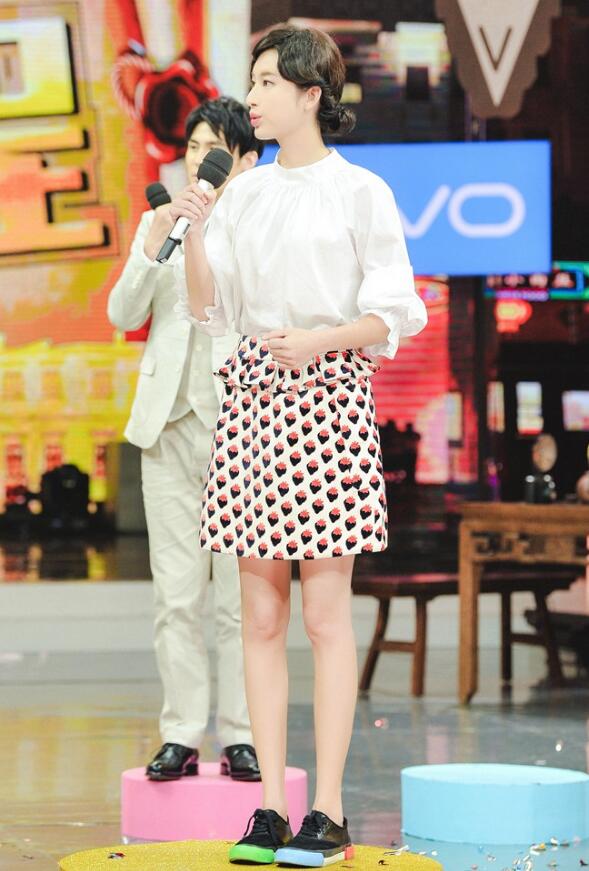 张俪身首次亮相《快乐大本营》 与欧阳娜娜互动游戏吸粉无数！