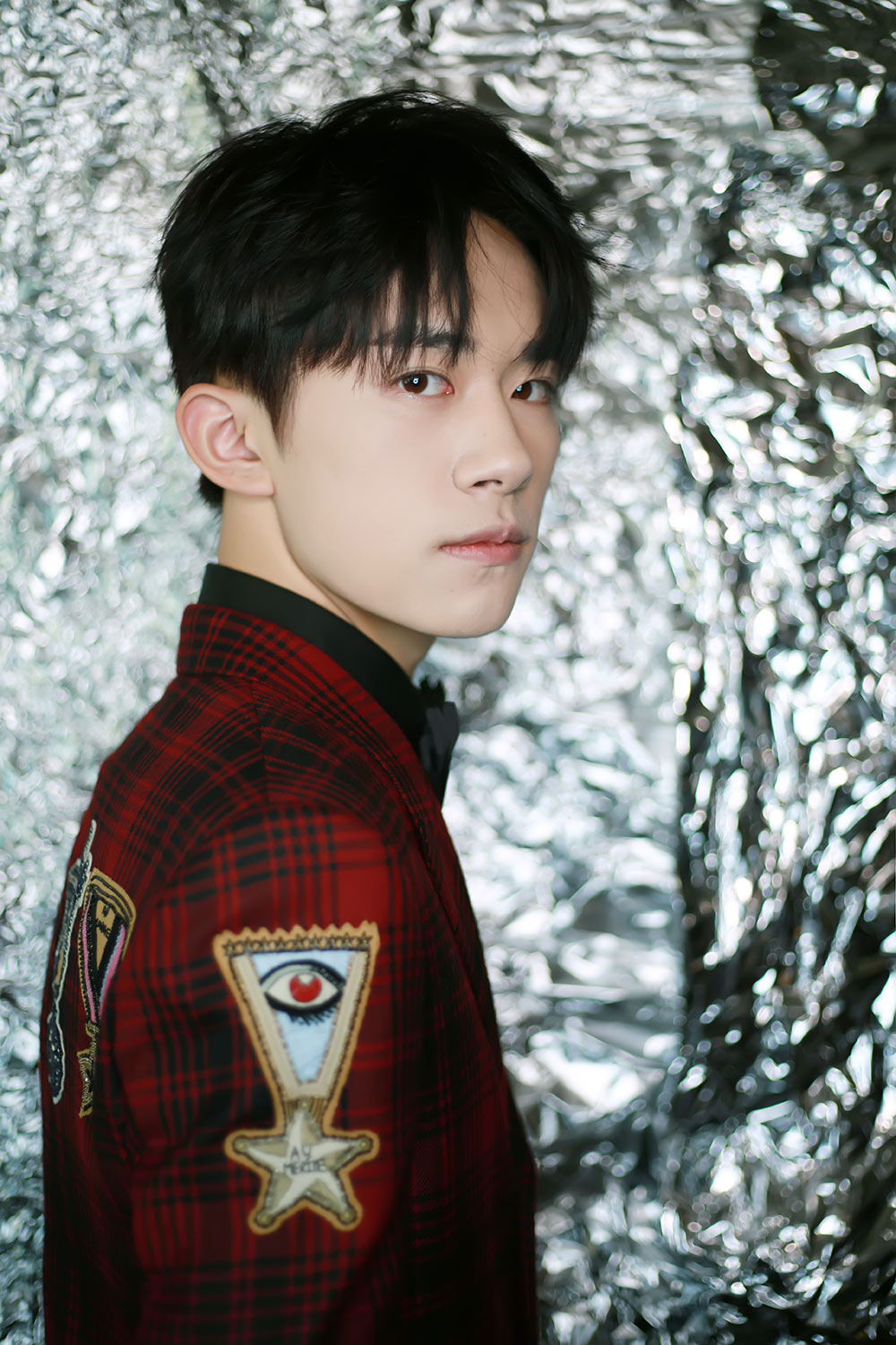 易烊千玺出席时尚盛典 西装亮相不失少年气息