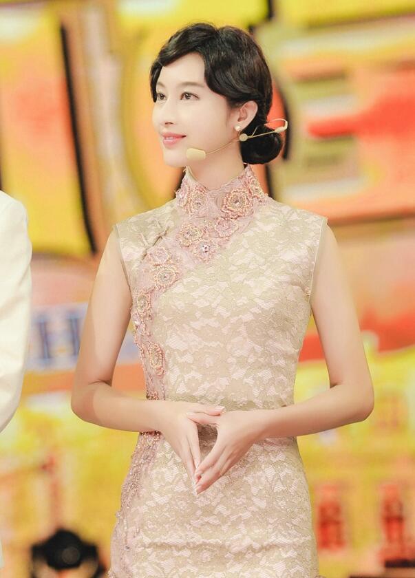 张俪身首次亮相《快乐大本营》 与欧阳娜娜互动游戏吸粉无数！