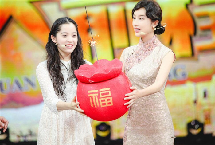 张俪身首次亮相《快乐大本营》 与欧阳娜娜互动游戏吸粉无数！