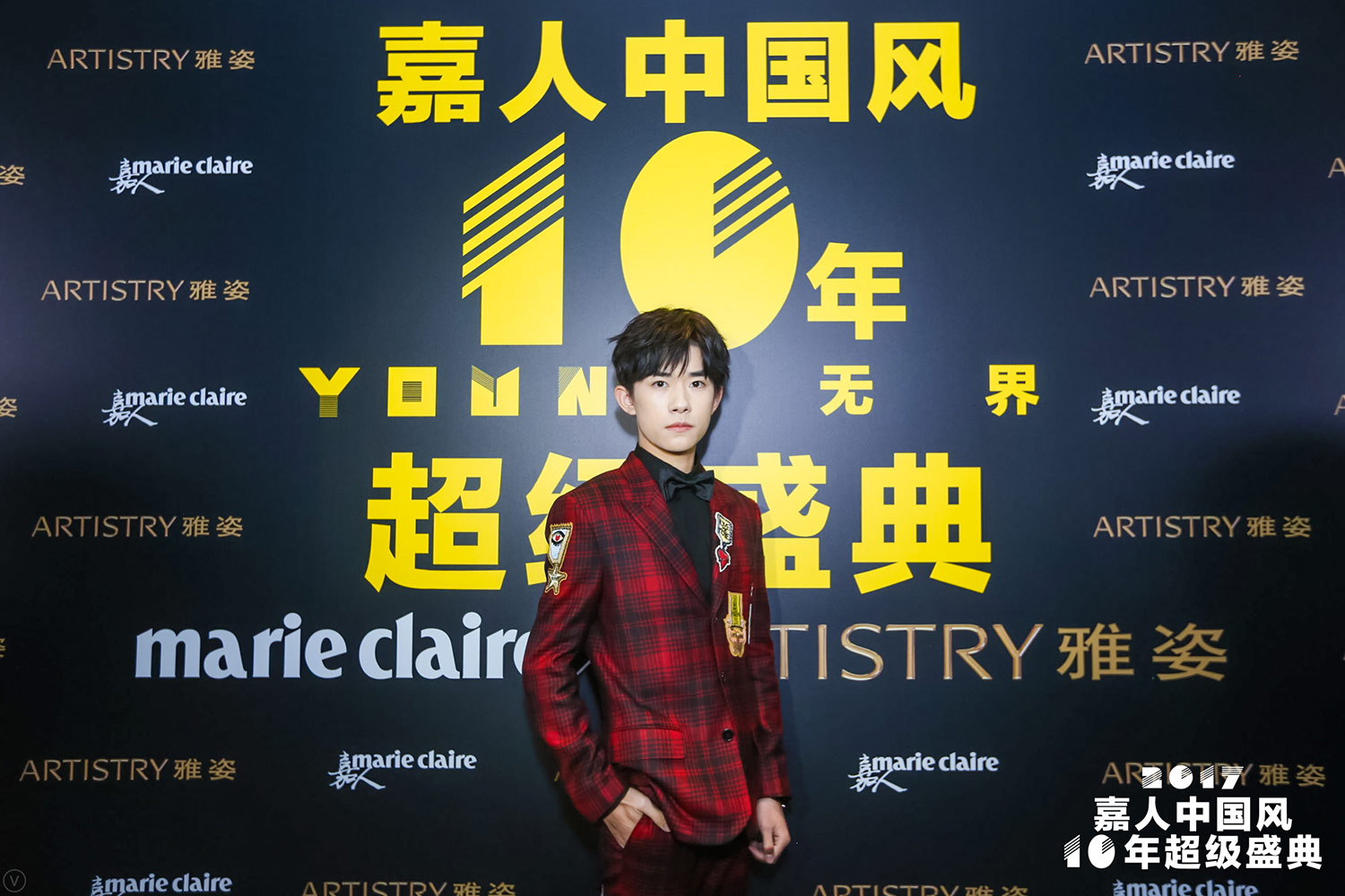 易烊千玺出席时尚盛典 西装亮相不失少年气息