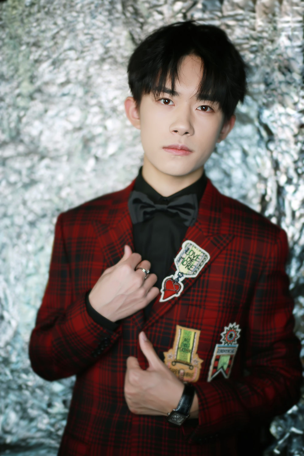 易烊千玺出席时尚盛典 西装亮相不失少年气息