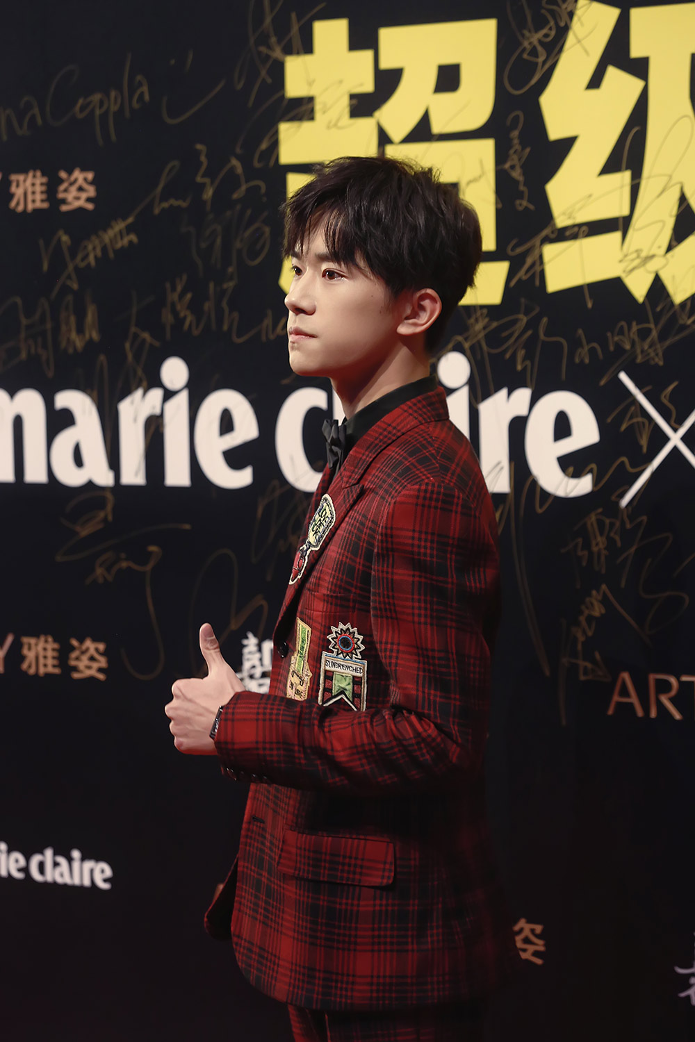 易烊千玺出席时尚盛典 西装亮相不失少年气息