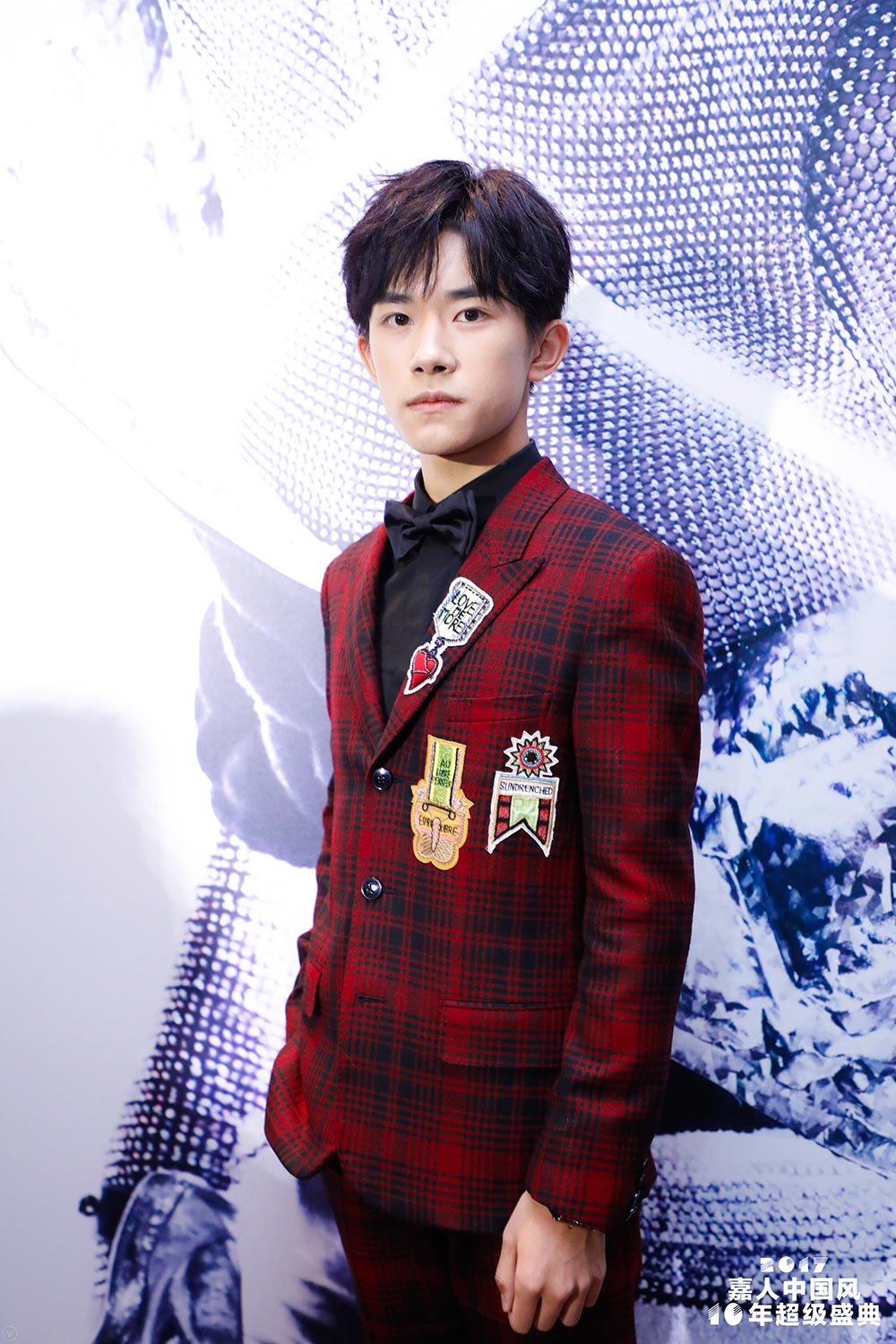 易烊千玺出席时尚盛典 西装亮相不失少年气息