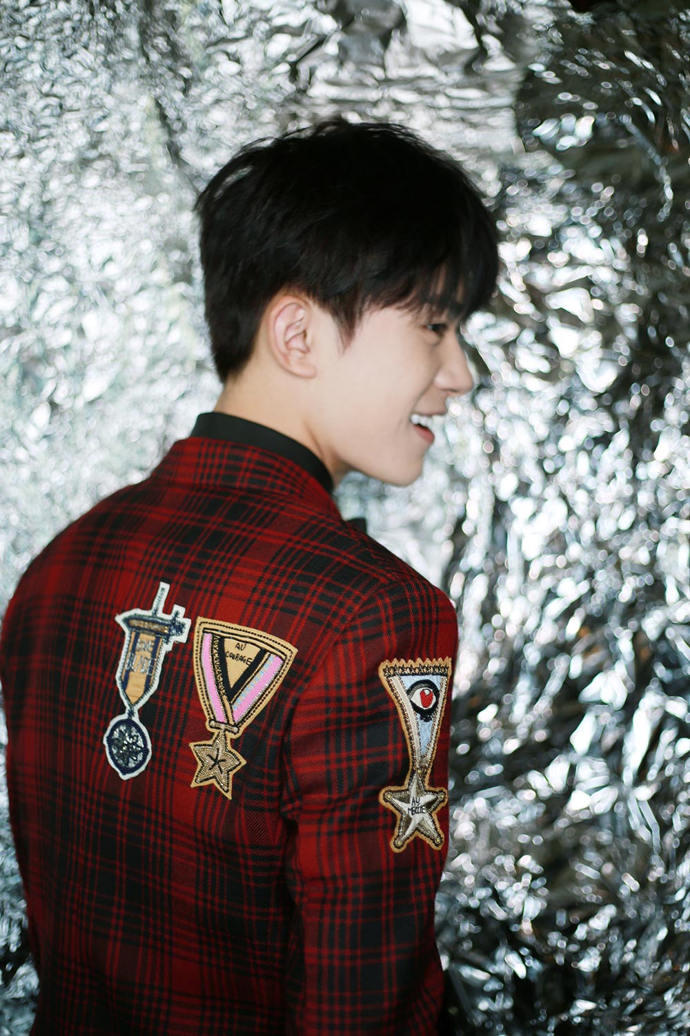 易烊千玺出席时尚盛典 西装亮相不失少年气息