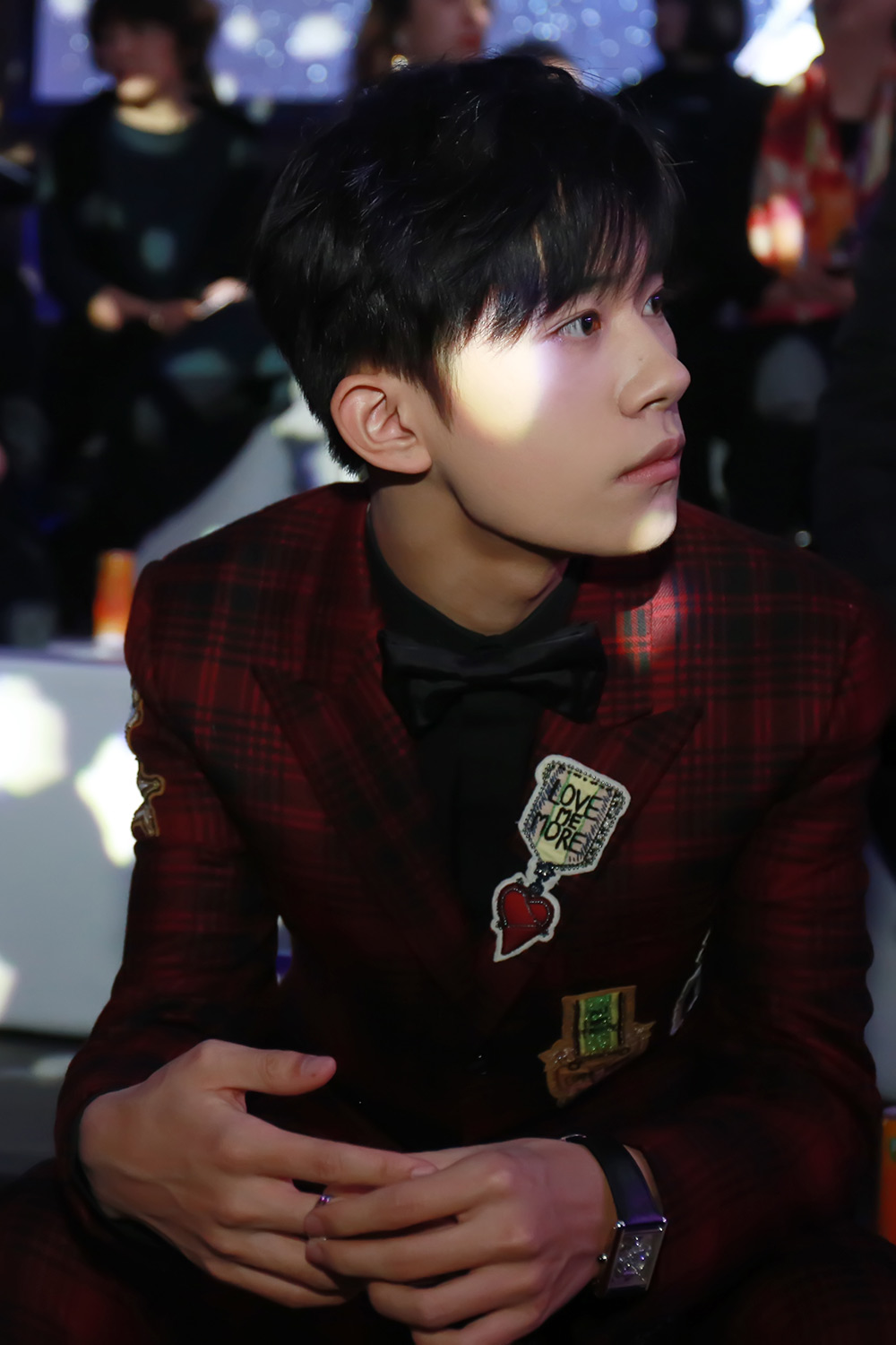 易烊千玺出席时尚盛典 西装亮相不失少年气息