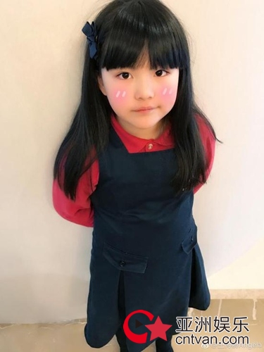 王诗龄海报被选中 看来李湘的培养没白费！