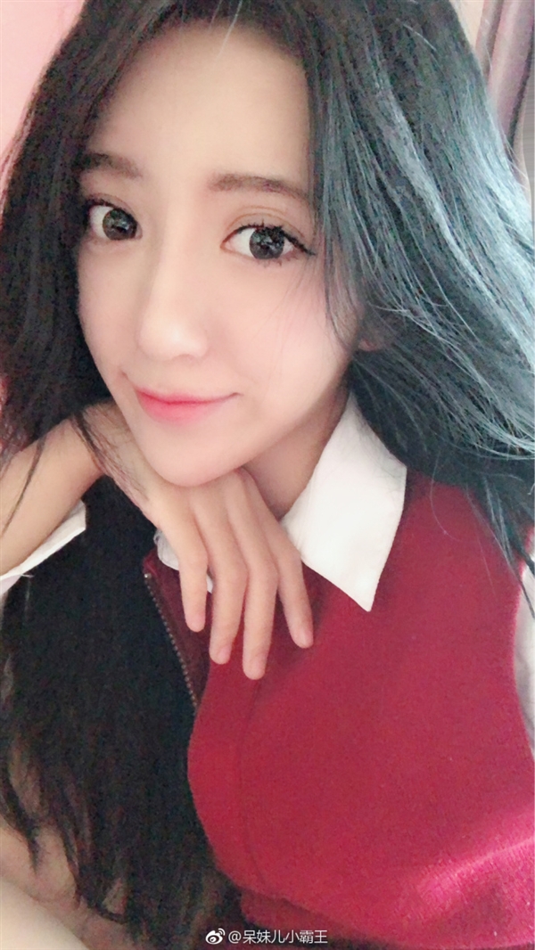 萌妹子吃鸡用变声器说自己是男人 队友反应亮了