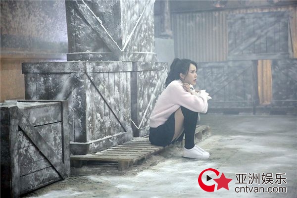 漫画里走出的美少女 黄一琳《端脑》好身材看楞男主