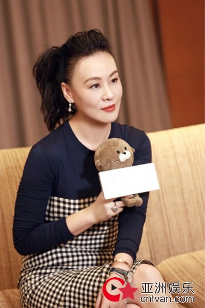 邬君梅出席《亲爱的她们》发布会 搭档宋丹丹组“最有范”蜜团