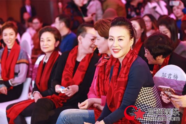 邬君梅出席《亲爱的她们》发布会 搭档宋丹丹组“最有范”蜜团