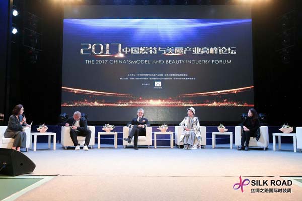 丝绸之路国际时装周热度不减 多场大秀引爆冬日时尚