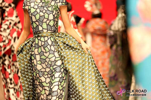 丝绸之路国际时装周热度不减 多场大秀引爆冬日时尚