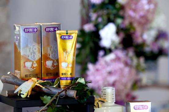 新品体验！舒客代言人吴亦凡亮相“玩味创作间”