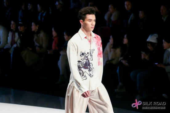 李辰乐演绎韩流服装 丝绸之路国际时装周大秀收官