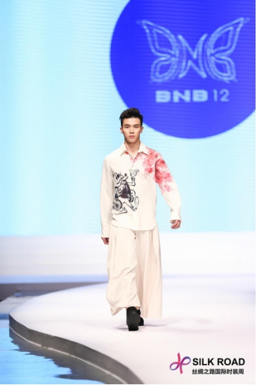 李辰乐演绎韩流服装 丝绸之路国际时装周大秀收官